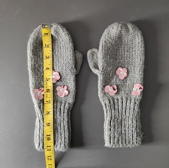 The GAP Women's Mittens - Picture 3 of 4